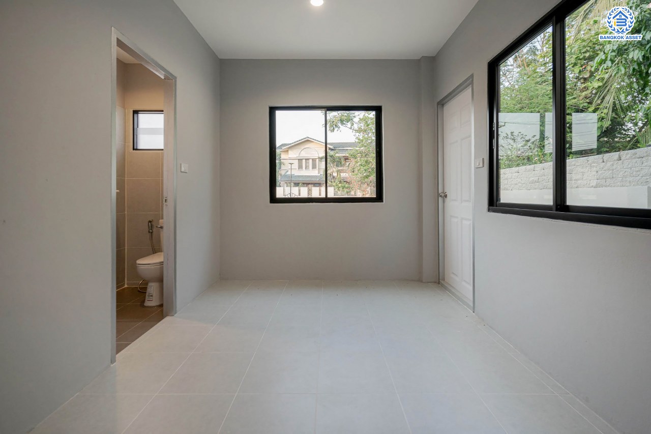 คฤหาสน์มือสองตกแต่งใหม่ โครงการ บ้านภาณุ ปิ่นเกล้า-บรมราชชนนี เนื้อที่ 142.7 ตร.ว. ฟังก์ชันจัดเต็ม 5 ห้องนอน 6 ห้องน้ำ 1 ห้องแม่บ้าน จอดรถได้ 4 คัน บนพื้นที่ใช้สอยเกือบ 451.5 ตร.ม. พร้อมพื้นที่สีเขียวสนามหญ้ากว้างขวาง ตอบโจทย์ครอบครัวใหญ่ บนทำเลศักยภาพ เชื่อมต่อทั้งถนนกาญจนาภิเษก และทางคู่ขนานลอยฟ้าบรมราชชนนี ใกล้ ม.มหิดล, สถานีขนส่งสายใต้ใหม่ และเซ็นทรัลปิ่นเกล้า